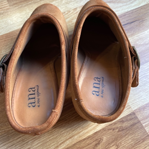 Women Size 7 Hippie Style Heel Clogs Cute Buckle accent- looks like some discolo - Picture 5 of 6